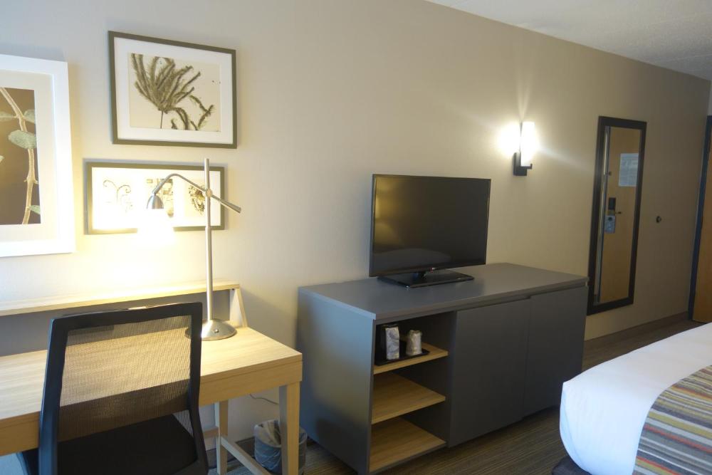 King Room - Non-Smoking interior
